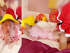 ジャヴ・ビューティ、サンタクロースに小さなマンコを犯させる