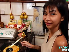 ピッカの魅惑的なスキニーボディで、太い白チンポに挑む！