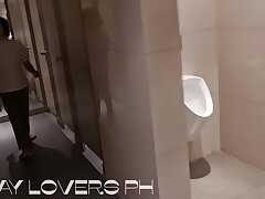 ヤリマン教師、公衆トイレで自慰行為をしているところを捕まる！