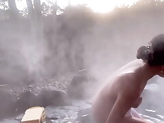 日本のスパガールの豊満なお尻とバストの谷間は目の保養になる！