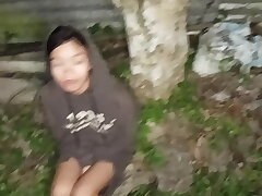 日本の汚れたスラム街を探検する - アジアの若いホームレス・ストリート・ガールに食事を与え、髭を剃る、