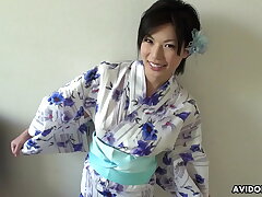 日本の美女、青山沙紀の淫らなフェラチオ・シーンが無修正着物ビデオで晒される