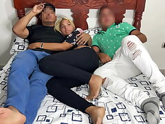 日本人Ntrネトリ〜私のボーイフレンドとその状況を利用する彼の親友と映画を見る！
