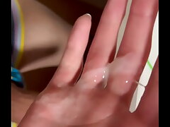 現行犯逮捕～寝ている友人の隣でJavの尻軽女が自分自身を喜ばせる