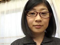 若い人妻の巨乳の官能的な魅力を初インタビューで体験する