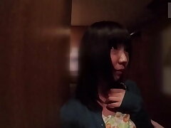 魅惑的なJavは、ホテルで蒸し暑い夜のためにピックアップされる前に彼女のボーイフレンドをいじめる。